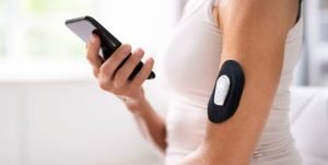 Milioane de utilizatori folosesc smartphone-uri pentru monitorizarea glicemiei, însă aceste dispozitive nu funcționează la fel de bine pentru toți, fiind mai puțin precise pentru cei fără diabet