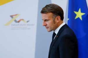 Macron, singur pe malul Senei, în fața unui viitor incert