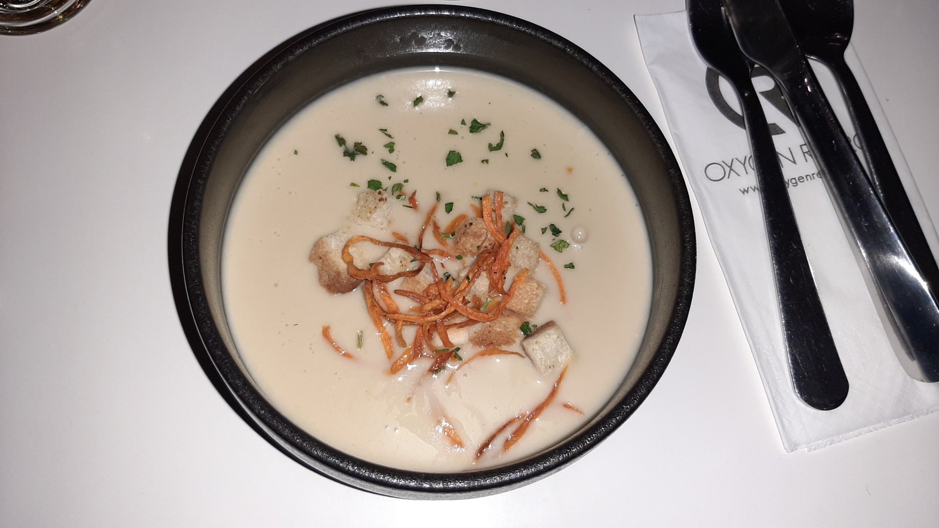 Video | Ingrediente și mod de preparare pentru supa de fân, o delicatesă tradițională din județul Harghita, cu explicații de la un bucătar local despre recoltarea manuală a fânului de pe munte