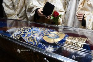 Omul de rand a ieșit în număr mare pe străzi pentru a participa la o procesiune religioasă specială în orașul Iași, unde au fost scoase moaștele unei sfinte cuvioase foarte iubite, Parascheva, din catedrala principală a mitropoliei. Evenimentul a atras un public numeros, iar imaginea momentului a fost capturat într-o galerie de fotografii.