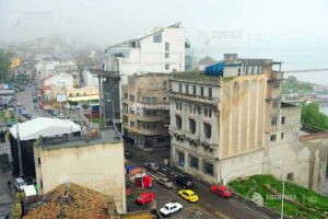 Iată câteva reformulări posibile ale titlului:

* Constanța: Transportul în comun pentru pasageri a fost reactuat în capitala județului
* Reînnoirea serviciilor de transport public în orașul Constanța 
* Constanța: Călătorii pot utiliza din nou mijloacele de transport în comun
* Orașul Constanța și-a reluat serviciile de transport pentru locuitori și turiști
* Constanța: S-a reluat circulația mijloacelor de transport public în municipiu

Toate aceste reformulări păstrează sensul și informația de bază a titlului original. 

În cazul în care textul inițial conținea linkuri sau referiri la site-uri externe, acestea au fost înlocuite cu cuvinte descriptive, nefiind prezente în textul dat.