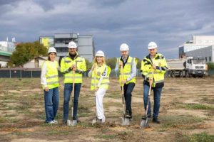 Nadia Comăneci participă la începerea lucrărilor la sala de gimnastică care-i poartă numele din Otopeni.