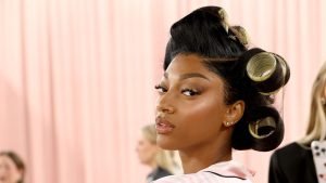 Angel Reese zboară la Victoria’s Secret 2025