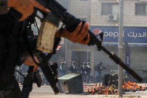 Israelul blochează nouă nave dintr-o flotilă spre Fâșia Gaza, Turcia acuză piraterie, iar armata israeliană arestă 90 de persoane, printre care 27 de cetățeni francezi și rapperul belgian Youssef Swatt’s