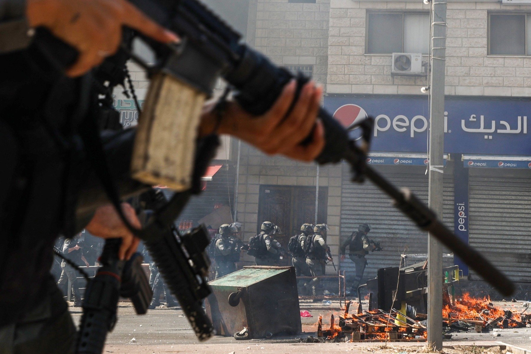 Israelul blochează nouă nave dintr-o flotilă spre Fâșia Gaza, Turcia acuză piraterie, iar armata israeliană arestă 90 de persoane, printre care 27 de cetățeni francezi și rapperul belgian Youssef Swatt’s