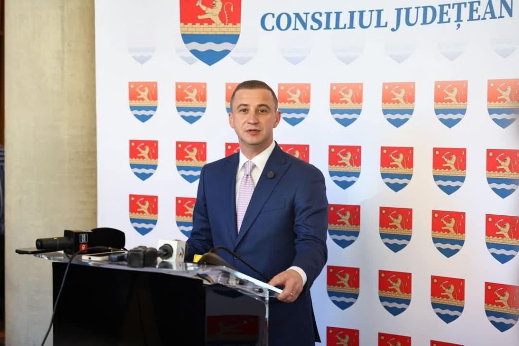 Alfred Simonis, conduceror al Consiliului Județean Timiș, subliniază importanța disponibilității de a apela pentru asistență în situații de blocaj în România