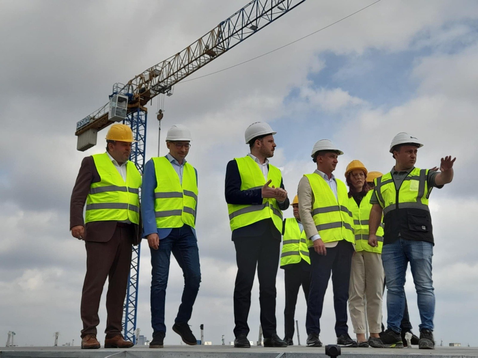 Ministrul Sănătății anunță că în curând vom trata acasă marii arși, în cele mai noi spitale construite după Revoluție și recunoaște că, deși suntem în continuare perfecți, progresul este vizibil