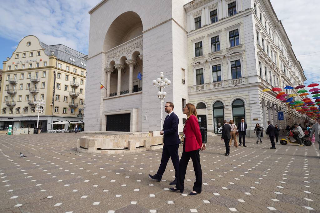 Dominic Fritz promovează diminuarea cu 10% a numărului de angajați din administrație și transferul responsabilităților către nivelurile locale