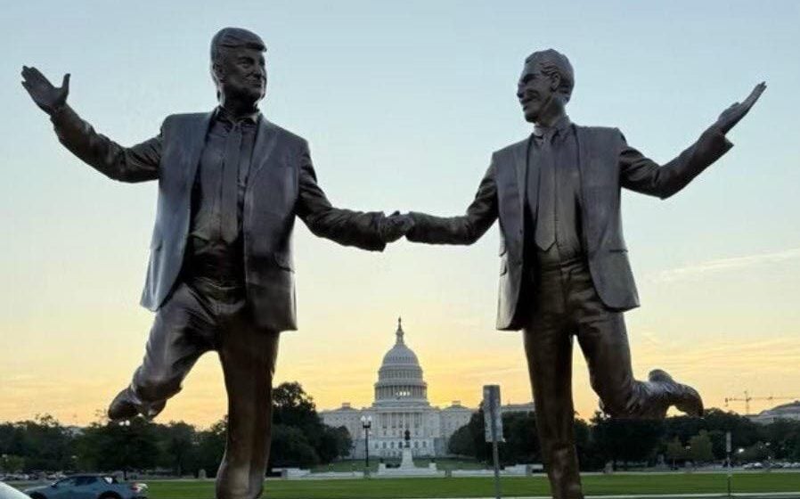 [ad_1] O statuie satirică care îl înfăţişează pe fostul președinte Donald Trump și pe presupusul agresor sexual Jeffrey Epstein ținându-se de mână a fost readusă joi la poziția inițială, în zona centrală a parcului național din Washington, situată aproape de Capitoliu, conform unei agenții de știri