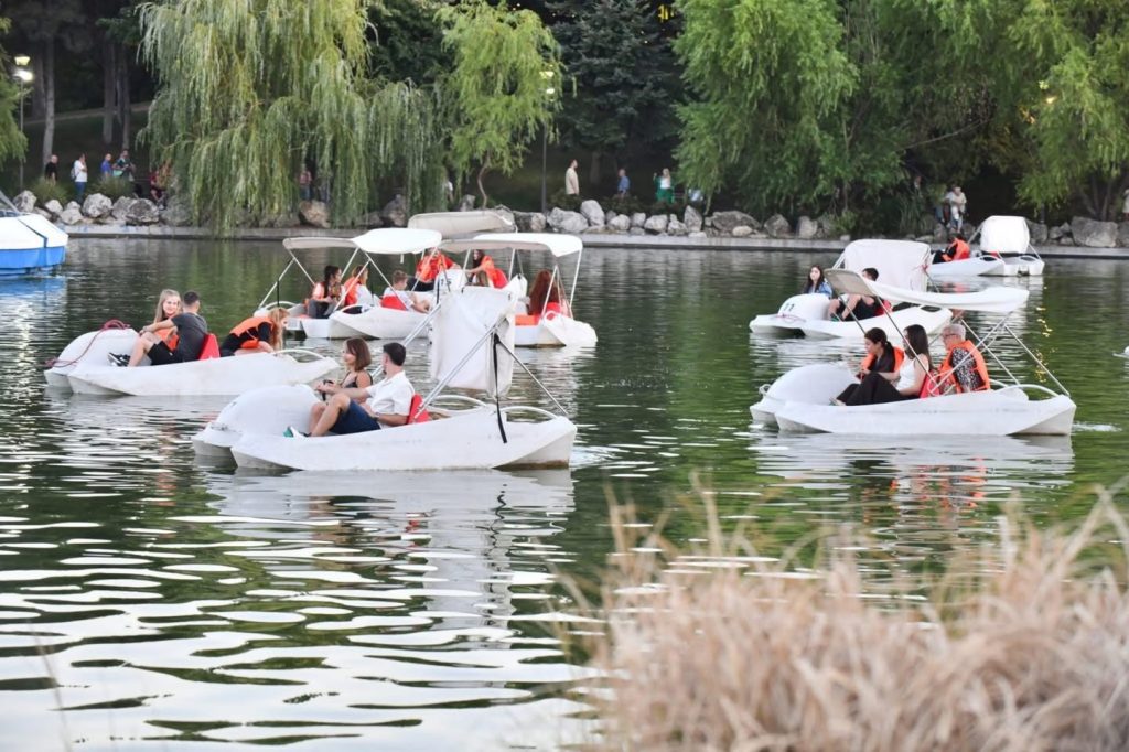 [ad_1] Ultima oportunitate de a te bucura de plimbări cu barca în Parcul Drumul Taberei în acest an Bucureștenii mai pot face plimbări cu barca doar în acest weekend în Parcul Drumul Taberei