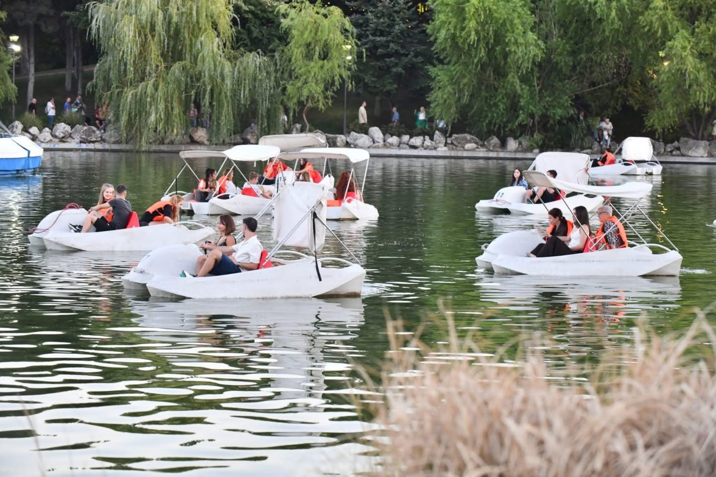 [ad_1] Ultima oportunitate de a te bucura de plimbări cu barca în Parcul Drumul Taberei în acest an Bucureștenii mai pot face plimbări cu barca doar în acest weekend în Parcul Drumul Taberei