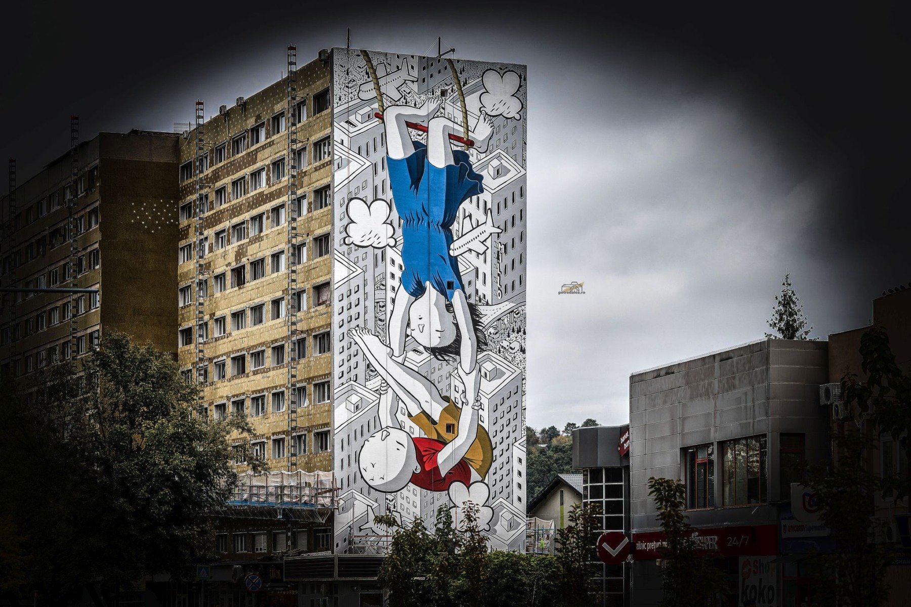 Video: Mural de 10 etaje pictat la Reșița de artistul italian Francesco Millo, unul dintre cei mai renumiți specialiști în artă murală din lume