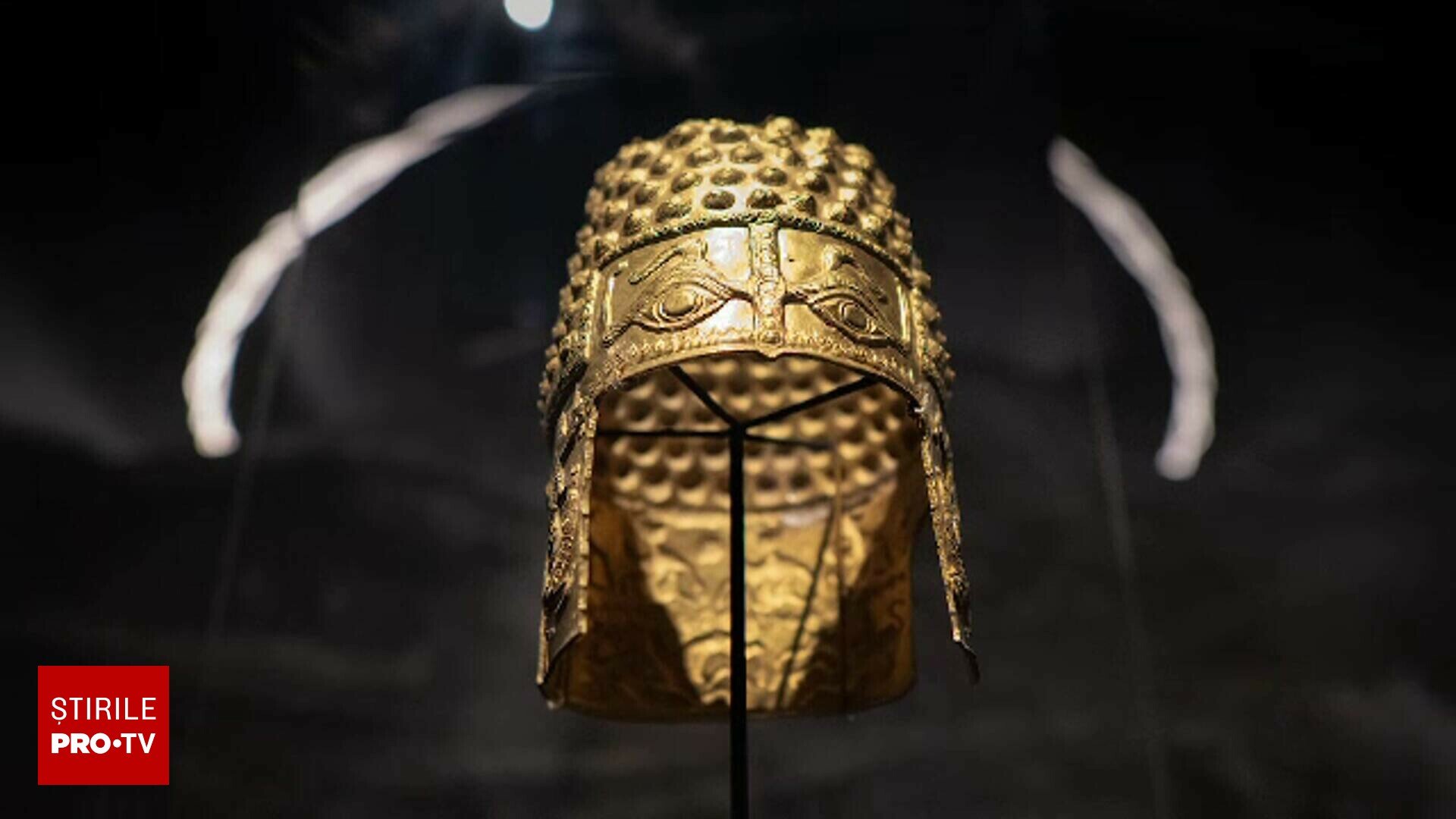 [ad_1] Cu cinci zile înainte de furtul mediatizat al Coifului de la Coțofenești și al brățărilor de aur dacice din Muzeul Drents, un român s-a furișat în muzeu
