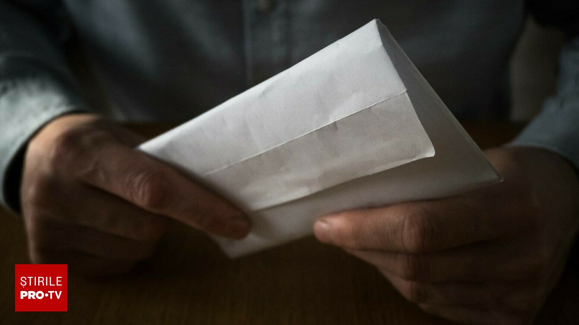 [ad_1] Un profesor universitar de la o facultate de drept din Brașov a fost trimis în judecată pentru că ar fi luat mită de la studenți, oferindu-le note de trecere la examene, inclusiv la cele de licență