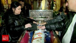 Credincioșii ieșeni au petrecut noaptea sub ploaie pentru a venera moaștele Sfintei Parascheva