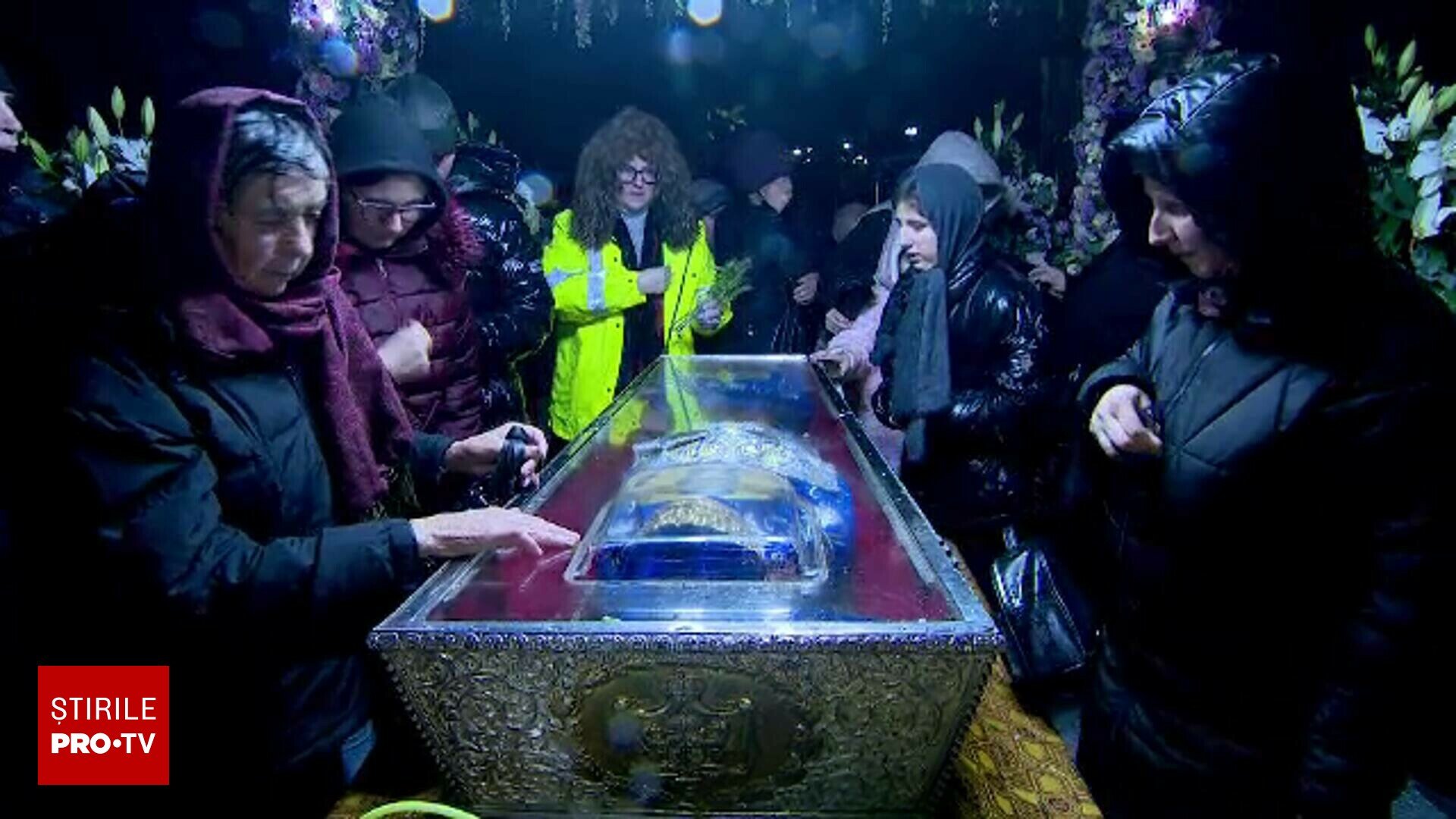 Pelerinajul de la Iași intră în a treia zi. Peste șaizeci și cinci de mii de credincioși veniți din toate colțurile țării s-au închinat la racla sfintei Parascheva.