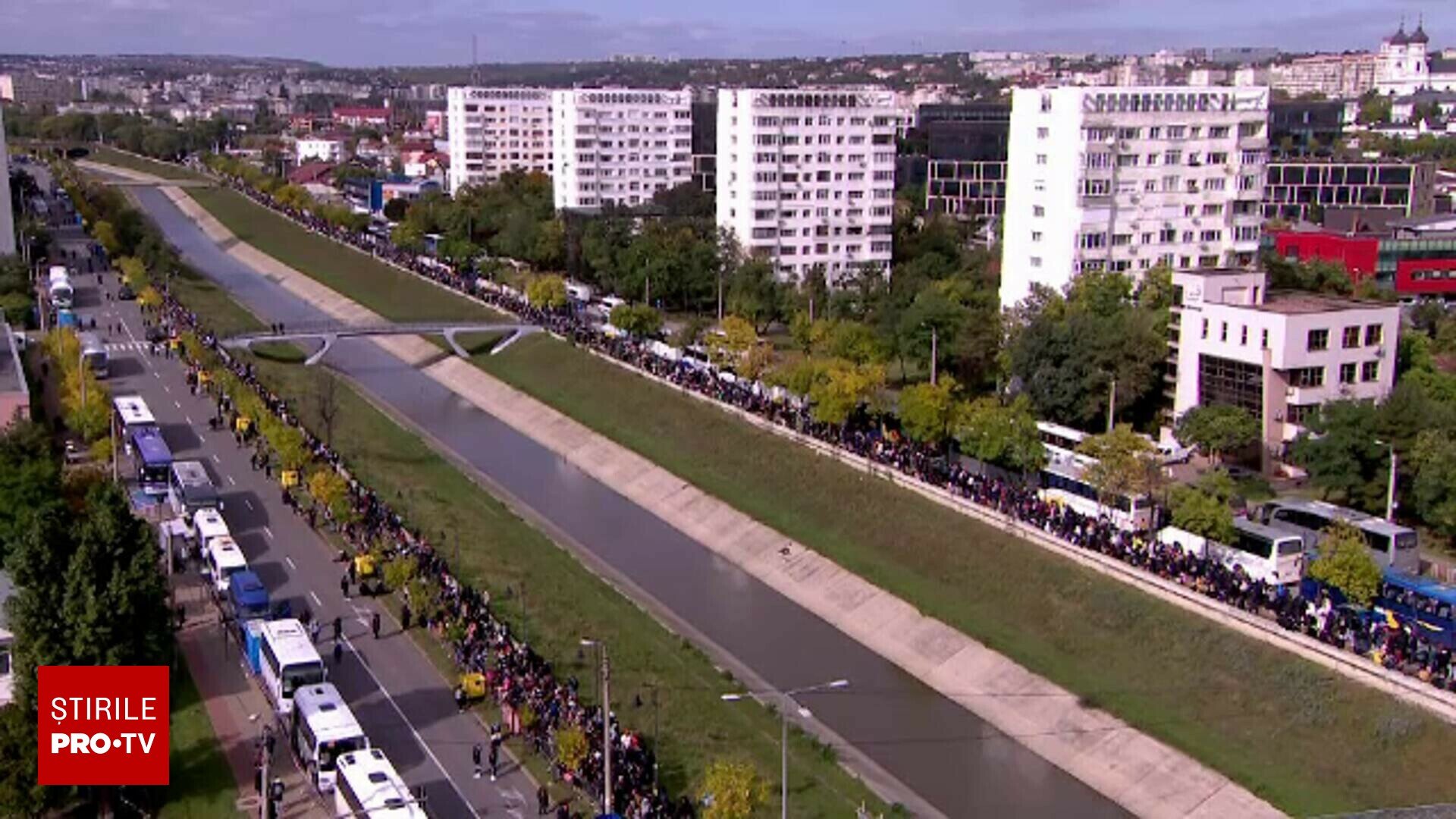 Pelerinaj la Iași: Coada pentru Sfânta Parascheva, peste 5 km. O fetiță cere să-i treacă frica.