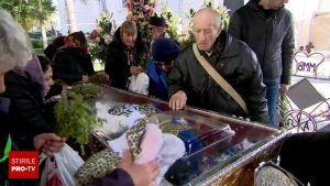 Pelerini multi au stat la randuri extrem de lungi pentru a putea venera moastele Sfintei Parascheva, multe persoane marturisind ca “au simtit nevoia unui astfel de eveniment miraculos”.