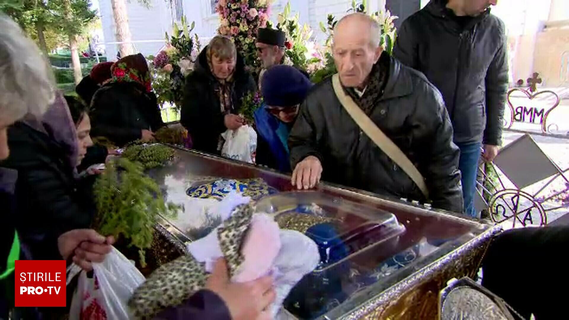 Pelerini multi au stat la randuri extrem de lungi pentru a putea venera moastele Sfintei Parascheva, multe persoane marturisind ca „au simtit nevoia unui astfel de eveniment miraculos”.