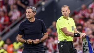 Valverde și Eder Sarabia fac un schimb de impresii interesant.