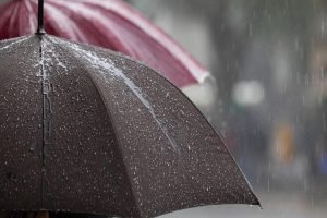 Iata cateva variante de reformulare a titlului:

* Cum va fi vremea în regiunea Mid Cheshire în week-end?
* Previziuni meteo pentru Mid Cheshire în week-endul acesta
* Vremea din regiunea Mid Cheshire: ce ne așteaptă în week-end?
* Prognoza meteo pentru weekend în Mid Cheshire

Dacă dorești să păstrezi o structură similară cu originalul, dar cu cuvinte puțin diferite, poți încerca:

* Care va fi condiția meteorologică în Mid Cheshire pe parcursul week-endului?