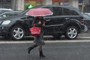 Vremea se răcește: temperaturi scăzute, precipitații și cer acoperit în perioada următoare