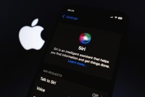 Procuratura din Paris investighează Apple privind înregistrările realizate de Siri