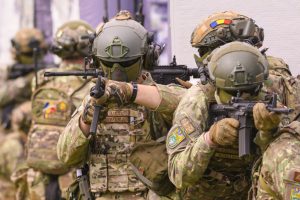 Cetățenii români manifestă îndoieli cu privire la capacitatea armatei țării de a face față unei eventuale confruntări cu Rusia. Un sondaj recent arată că aproximativ o treime dintre respondenți (28%) consideră că România ar trebui să ia măsuri militare și să trimită trupe în ajutorul Republicii Moldova în cazul în care aceasta ar fi atacată.