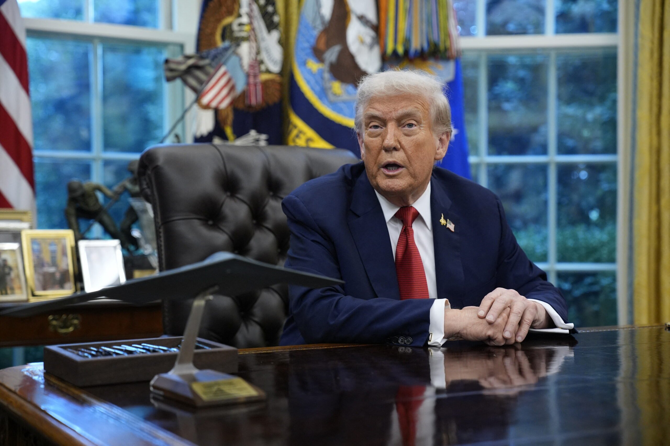 Echipa lui Trump închide robinetul financiar pentru statele conduse de democrați în mijlocul crizei politice senzaționale din administrația centrală.