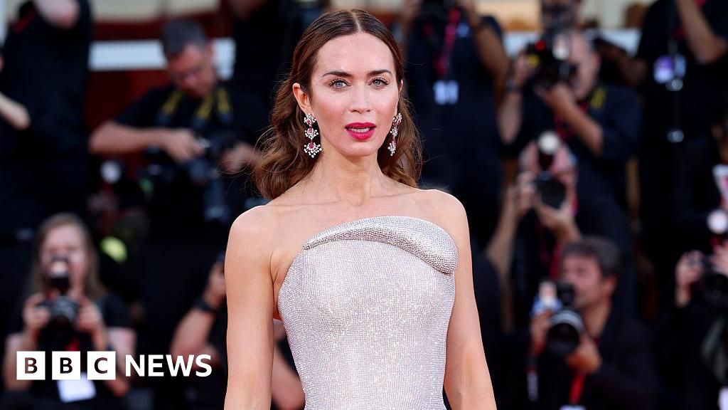 „Starurile de la Hollywood sunt indignate de noua ‘actrita virtuala’ Tilly Norwood, creată cu tehnologie de inteligență artificială” 

Sau 

„Personalitățile cinematografiei americane sunt șocate de apariția noii ‘actrițe digitale’ Tilly Norwood, realizată cu ajutorul inteligenței artificiale” 

Sau 

„Lumea starurilor de la Hollywood este scandalizată de noua ‘actriță robotică’ Tilly Norwood, creată prin intermediul tehnologiilor de inteligență artificială” 

Toate variantele menționate mai sus conțin aceeași informație ca și textul original, dar exprimată într-un mod diferit prin utilizarea de sinonime și reformulări.