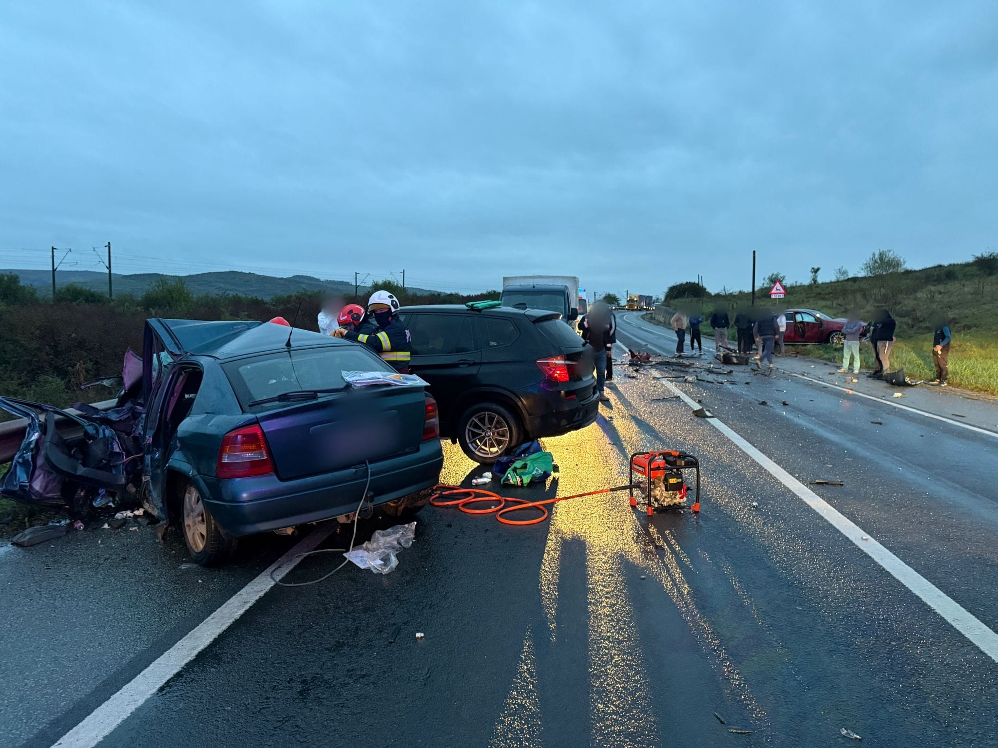 Accident cu șase victime între trei mașini