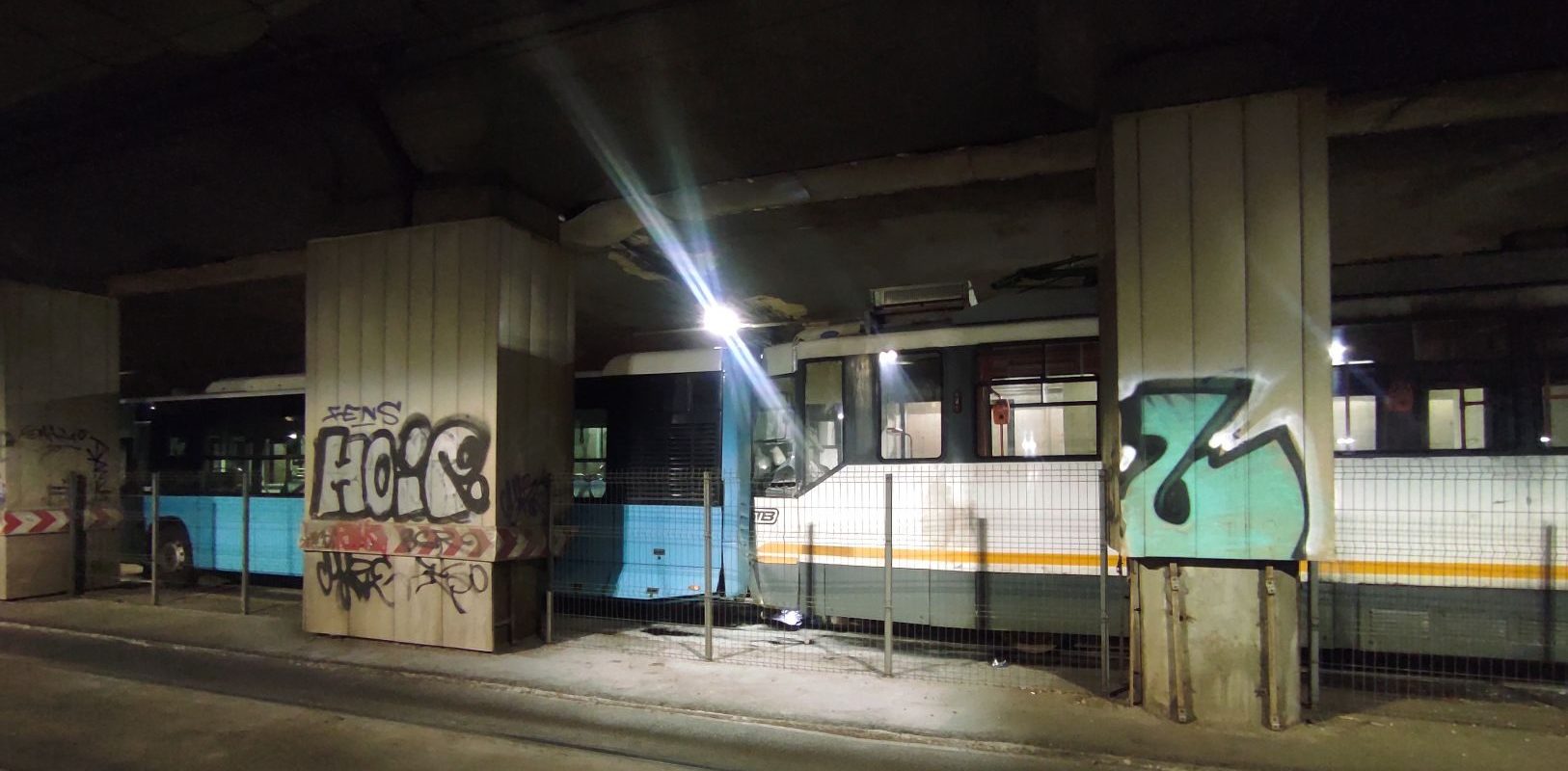 Un autobuz și un tramvai s-au ciocnit în Pasajul Victoriei. Mai multe persoane la spital. Circulație restricționată