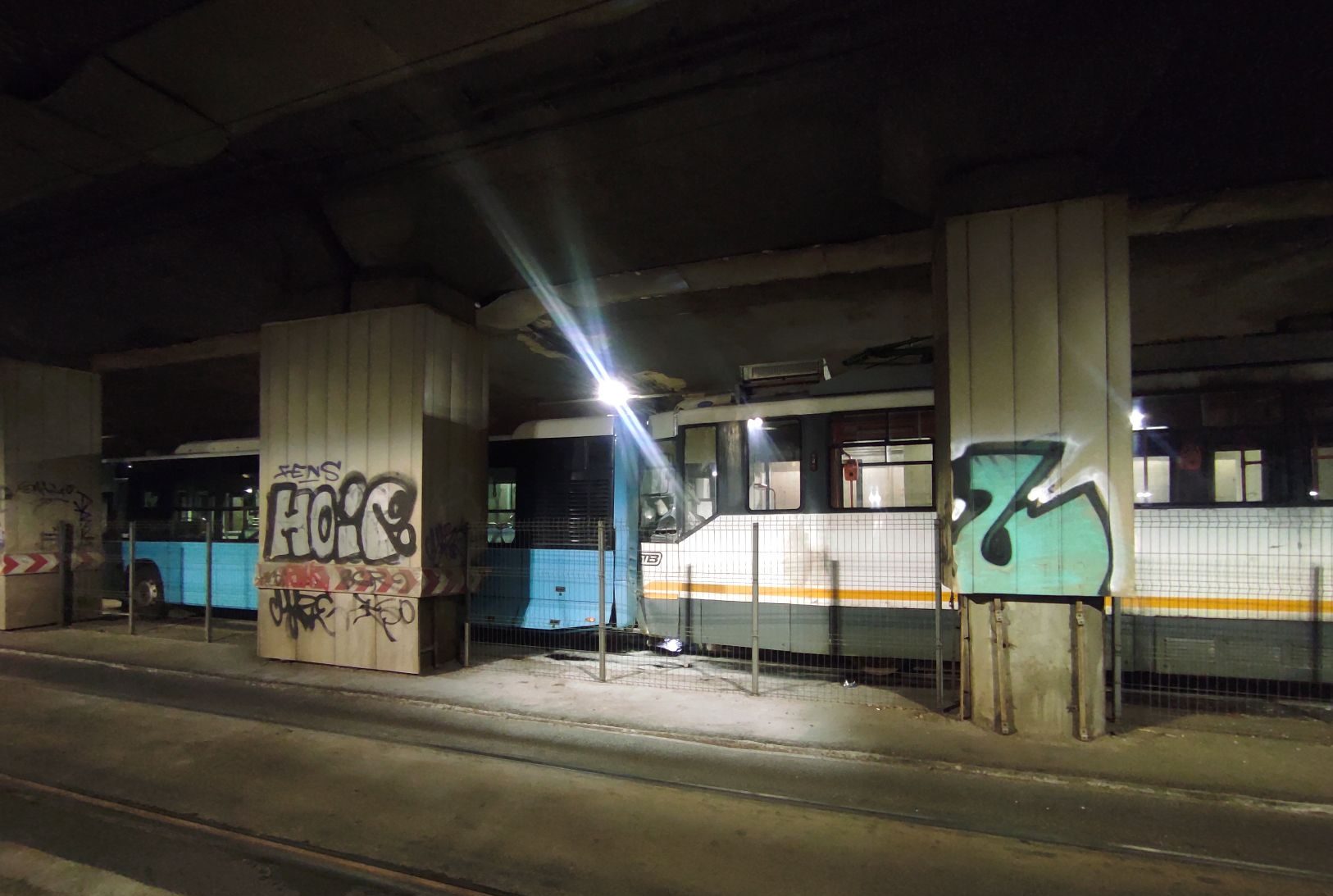 Accident în Pasajul Victoriei: autobuz și tramvai în coliziune.