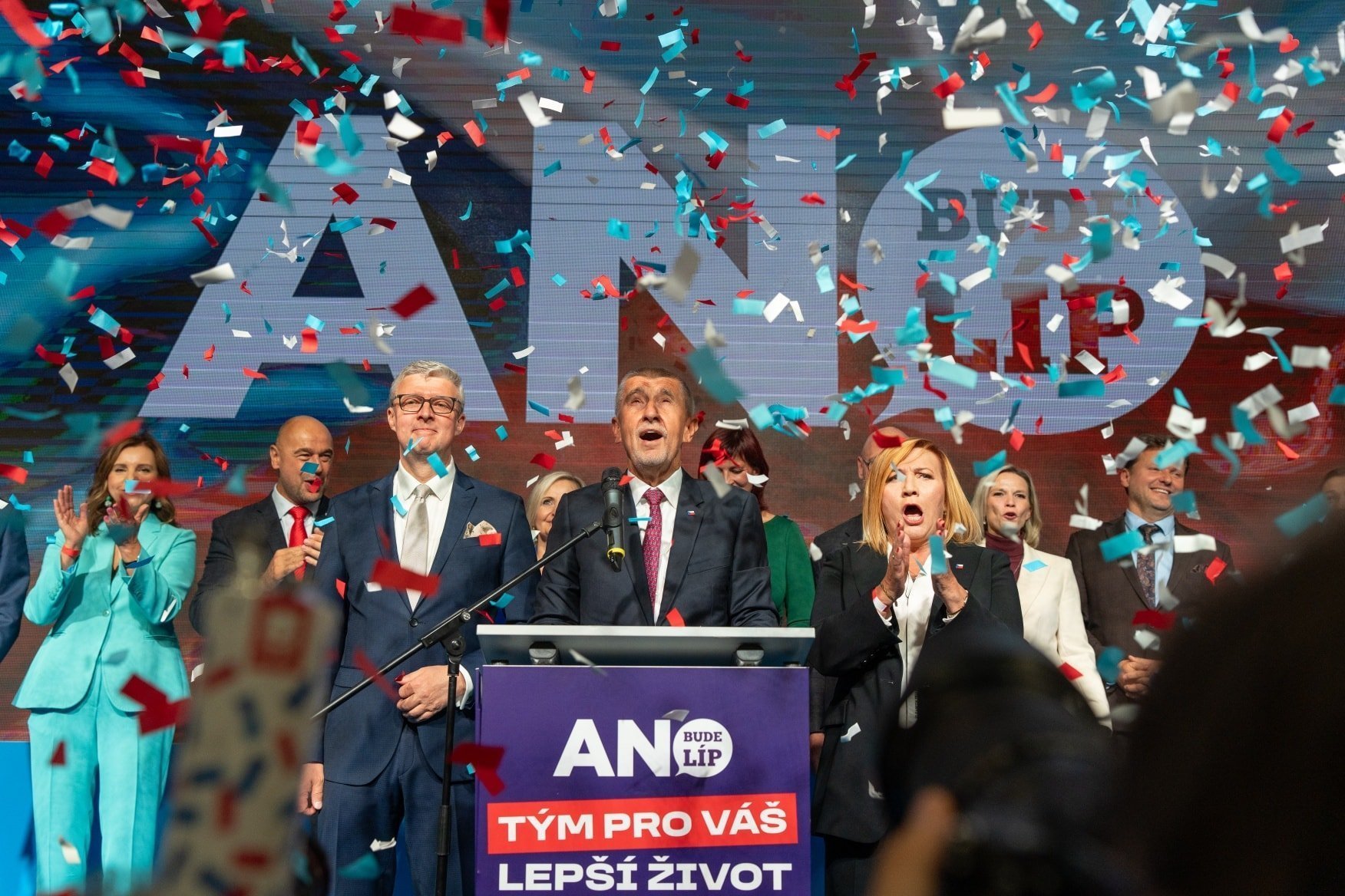 Andrej Babis, liderul populist al partidului ANO 2011, conduce în alegerile din Cehia, anticipându-se formarea unui guvern minoritar susținut de două formațiuni de extremă dreaptă