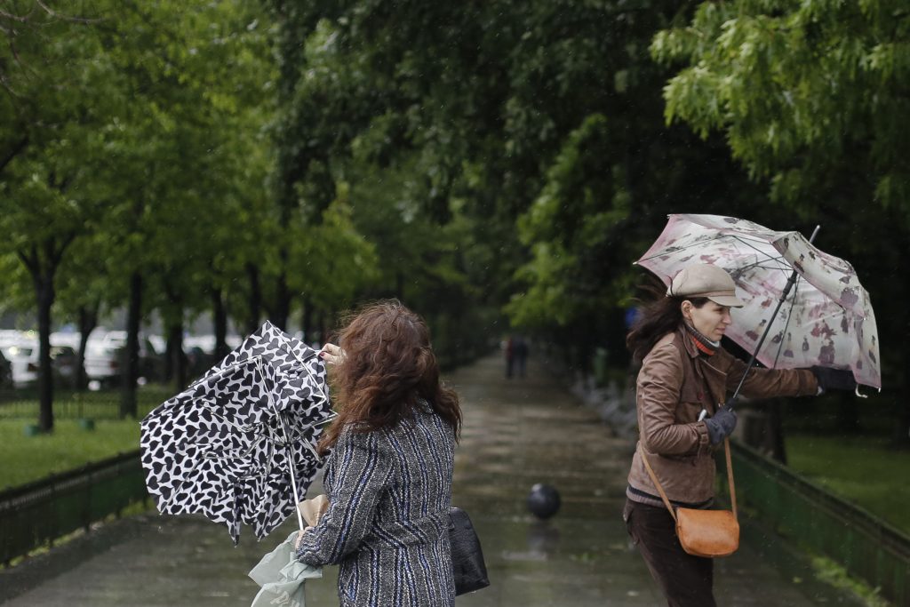 Vremea se schimbă radical. Șase avertizări meteo, emise azi. Coduri galbene și portocalii de ploi, vijelii și ninsori abundente – HARTĂ
