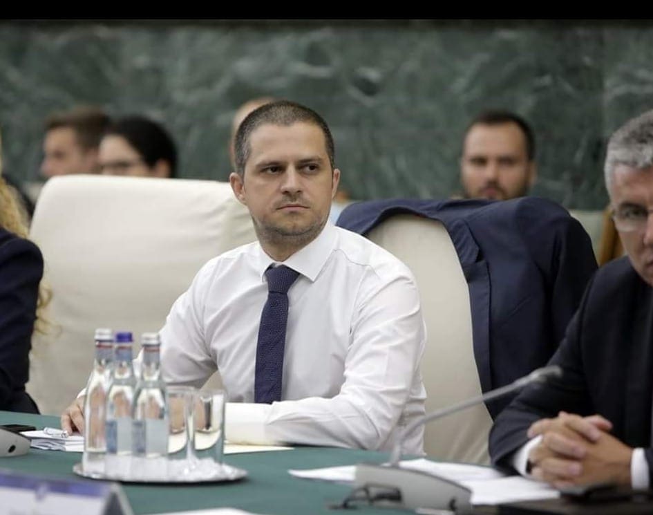 Președintele PSD Sibiu îl acuză pe Bolojan de austeritate, orgoliu și lipsă de empatie și susține că acesta ar trebui demis, avertizând că plecarea partidului nostru ar putea duce la atragerea parlamentarilor de la AUR și alte formațiuni pentru trecerea guvernului