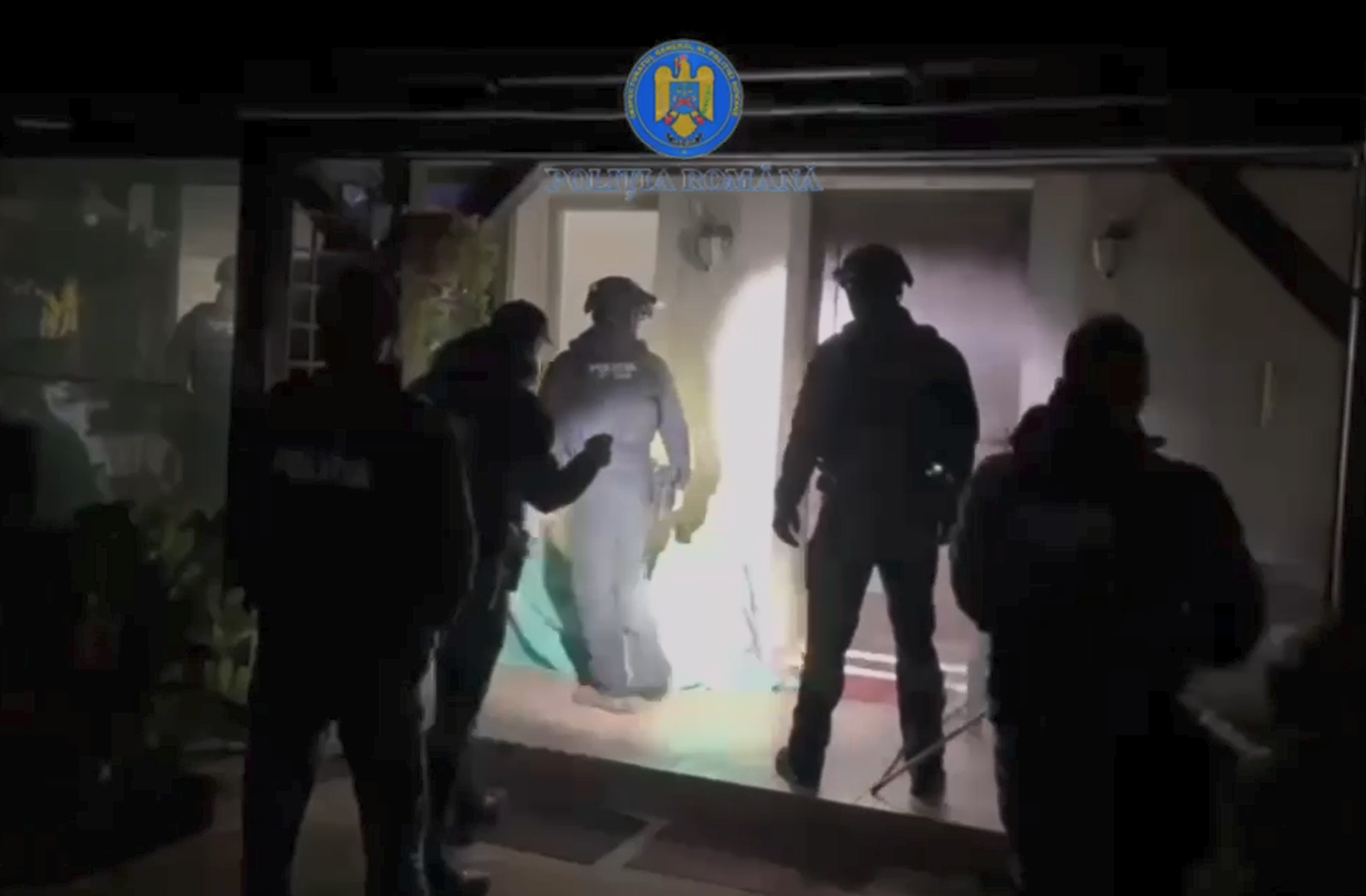 [ad_1] Poliția Capitalei a efectuat o percheziție la domiciliul unui tânăr de 25 de ani din județul Botoșani, suspectat de promovarea publică a ideilor fasciste, rasiste și antisemite