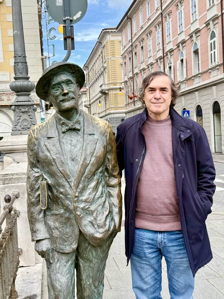 Cărtărescu, autoironizându-se lângă statuia lui James Joyce, despre lipsa premiului Nobel: „Ne leagă aceeași destin”