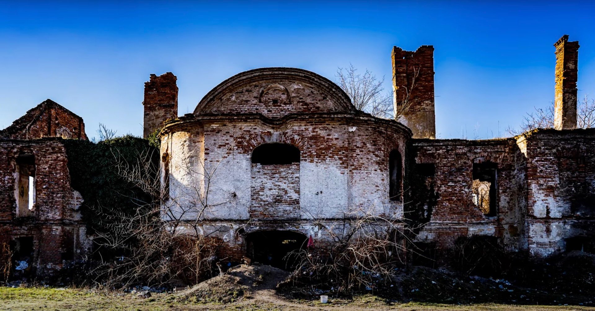 [ad_1] Clădirea vechiului manej din Cazarma Husarilor, situată în Oradea, va fi renovată și transformată într-un centru cultural și educațional, cu o investiție de peste 2,4 milioane de euro, finanțată prin fonduri europene