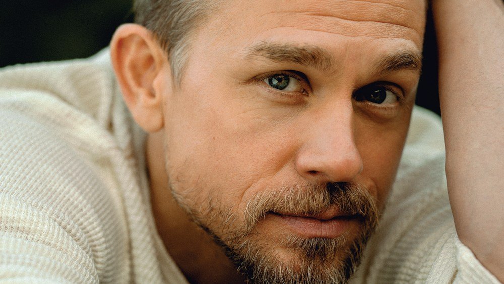 Charlie Hunnam devine Ed Gein în „Monster” de pe Netflix