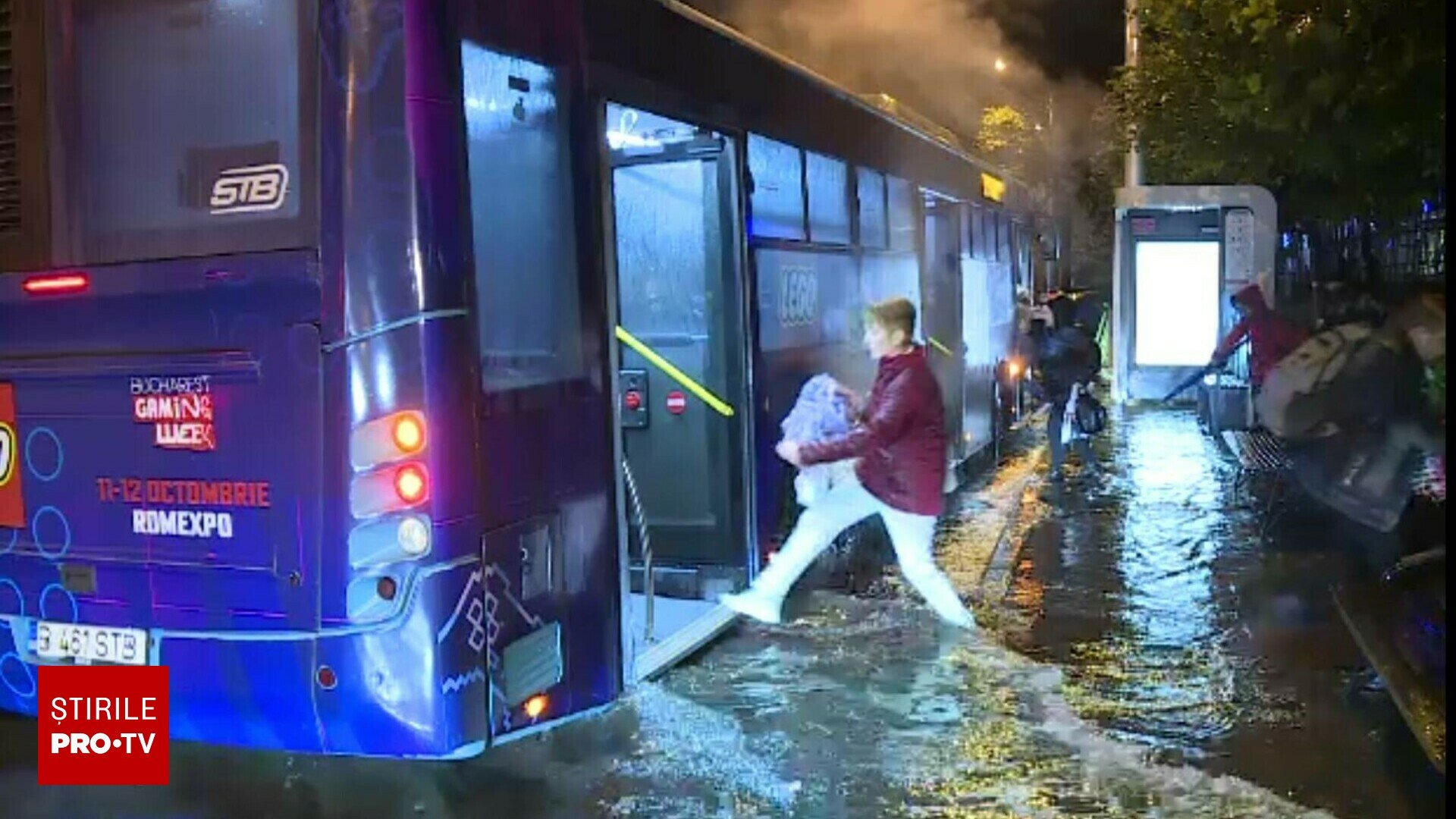 Ciclonul lovesTE București: inundații, copaci culcați, intervenții masive.