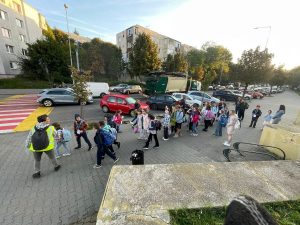 Inițiativă pilot „Strada Școlii”: Închiderea dimineața a străzilor din apropierea a două unități de învățământ din județul Mureș pentru trafic rutier / Elevii așteaptă cu nerăbdare să socializeze între ei