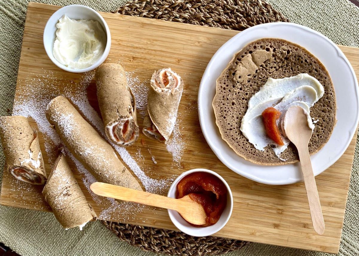 Clătite americane cu făină de castane și banană, garnisite cu ricotta și compot de fructe – o variantă inedită pentru micul dejun, inspirată de aromele toamnei