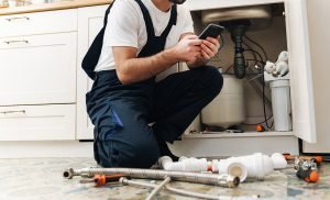 Instalatorii și electricienii folosesc ChatGPT pentru reparații acasă: de la scule tradiționale la AI