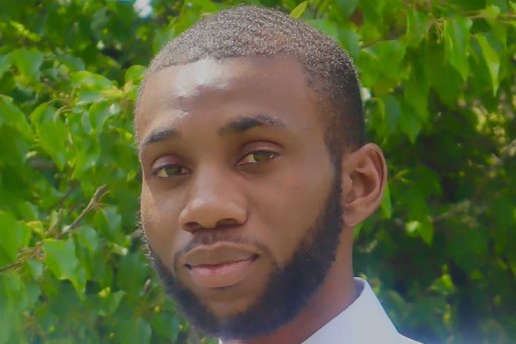 [ad_1] Trey Reed, un student de 21 de ani de la Delta State University, a fost găsit spânzurat de un copac pe campusul universității în Cleveland, Mississippi, pe 15 septembrie