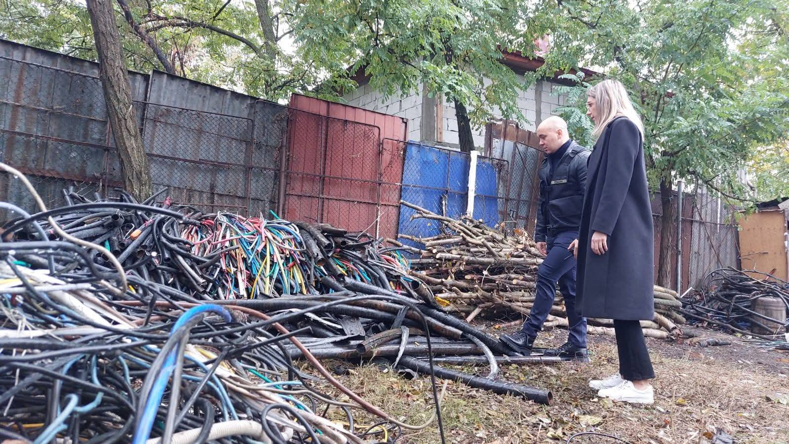 Peleșul Gărzii de Mediu, în colaborare cu poliția și jandarmeria, efectuează percheziții în comuna Sintești, cunoscută pentru incinerările ilegale de deșeuri, cu participarea ministrului Diana Buzoianu