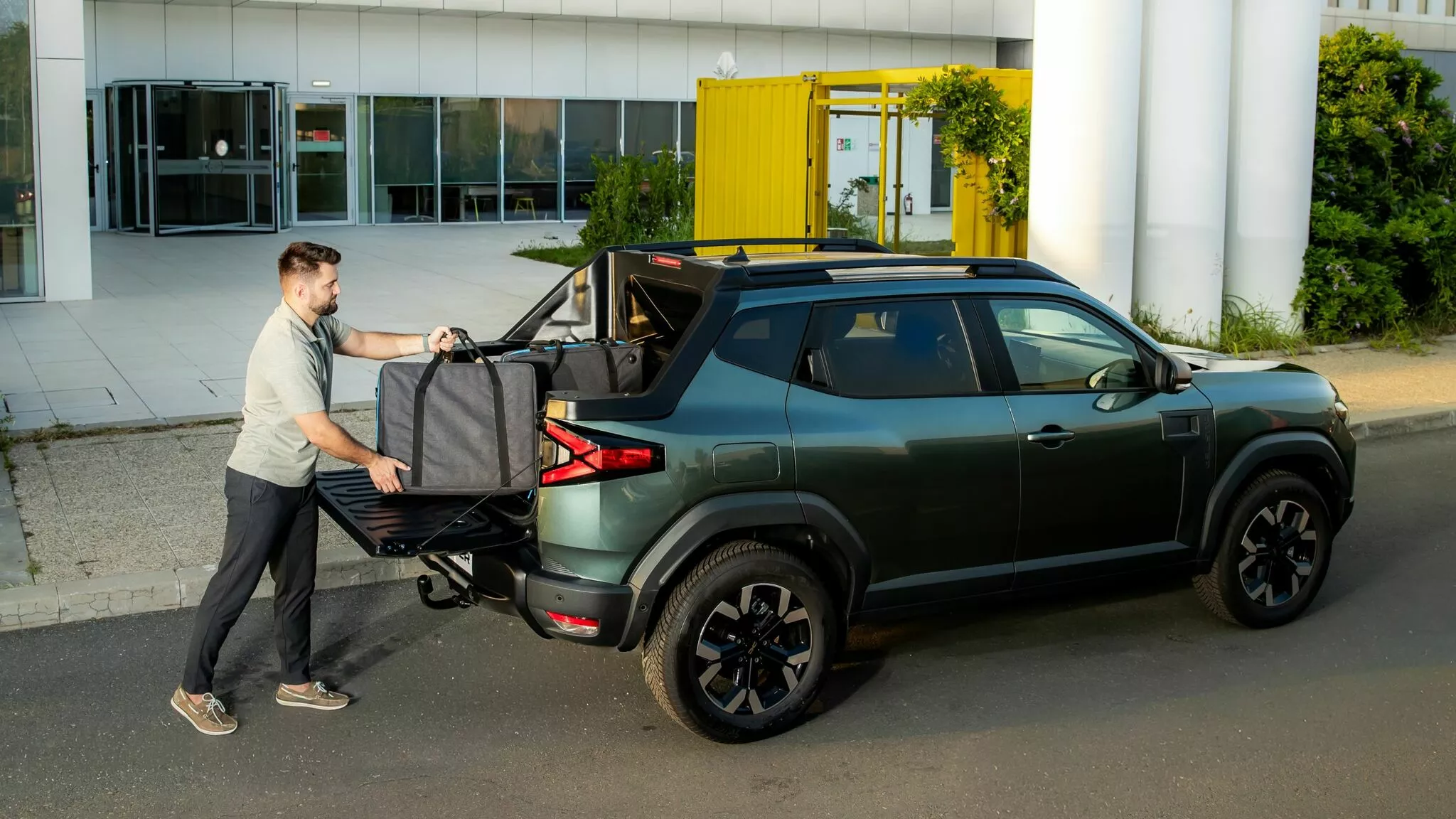 Cancelaria premierului Bolojan reductionează de zece ori cheltuielile pentru mașini, renunțând la un contract de 850.000 de lei lunar cu RAAPPS și încheind un leasing de 80.000 de lei pe lună pentru 17 autospeciale Dacia Duster, pe care le vor conduce personal.