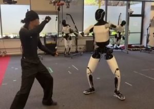 Elon Musk a postat un video în care robotul Tesla Optimus este prezentat practicând Kung Fu.