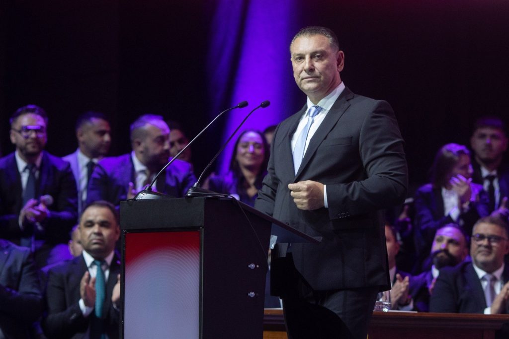 Nicolae Păun, deputat al minorității rome, anunță că nu va susține în Parlament niciun proiect de lege al coaliției de guvernare actuale și acuză că sunt ignorați și tratați ca cerșetori