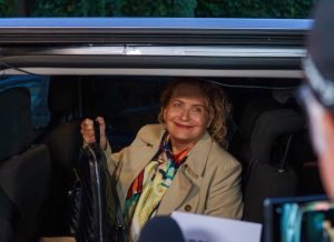 Alți 18 suspecți în ancheta de corupție de la Spitalul Militar, cu control judiciar pe cauțiune pentru generalul maior Florentina Ioniță – Radu; oficiali de rang înalt și personal medical implicați în cercetări pentru posibilă complicitate la abuz în serviciu